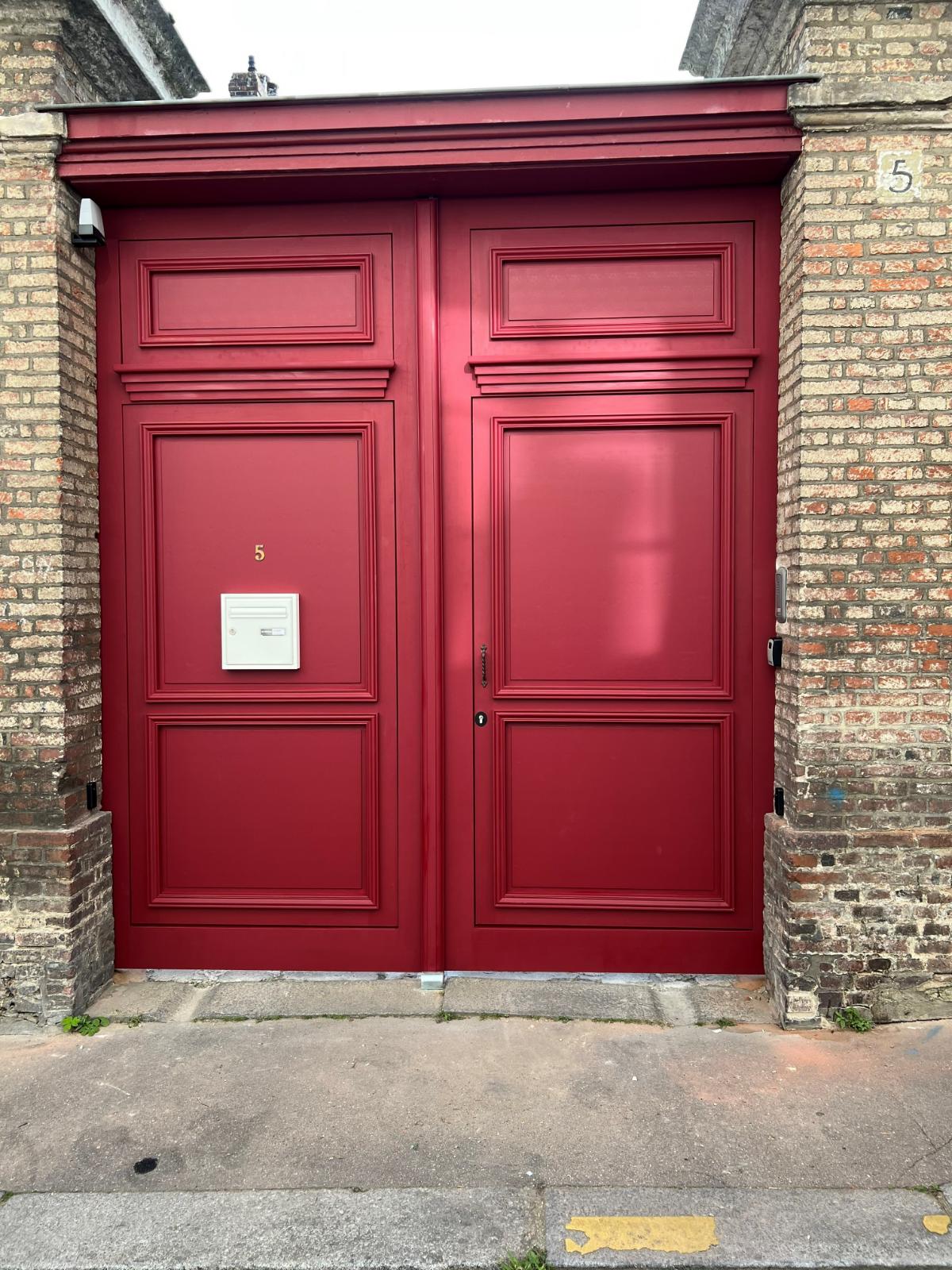 Porte rouge à deux battants