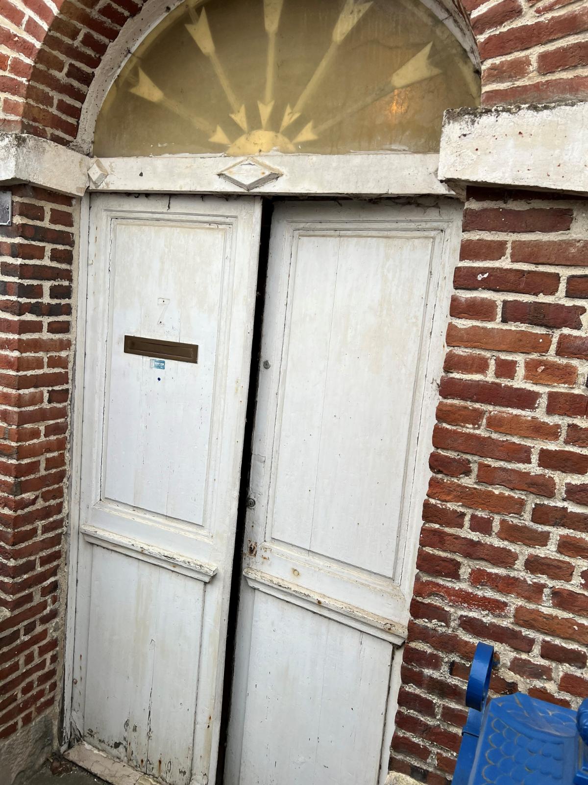 Porte blanche ouverte avec une vue sur l'extérieur