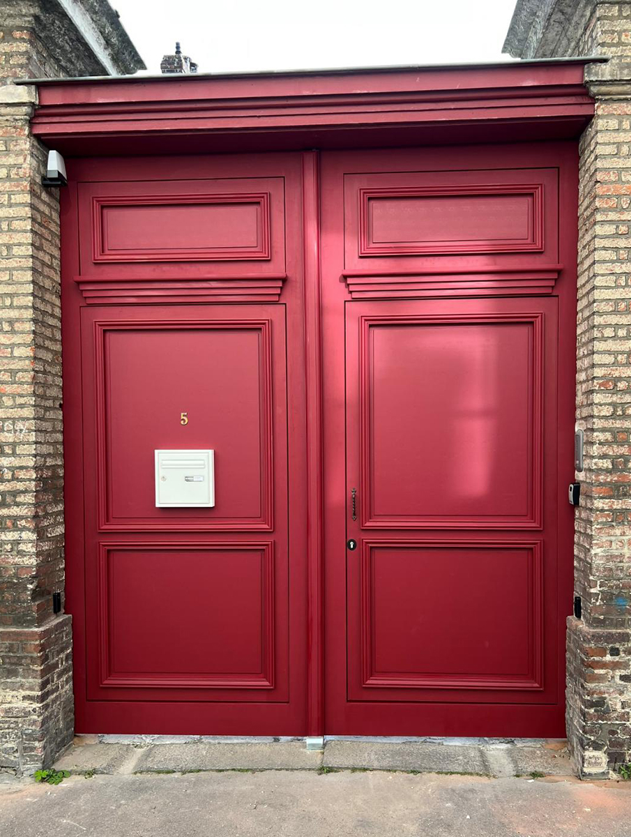 Porte rouge à deux battants